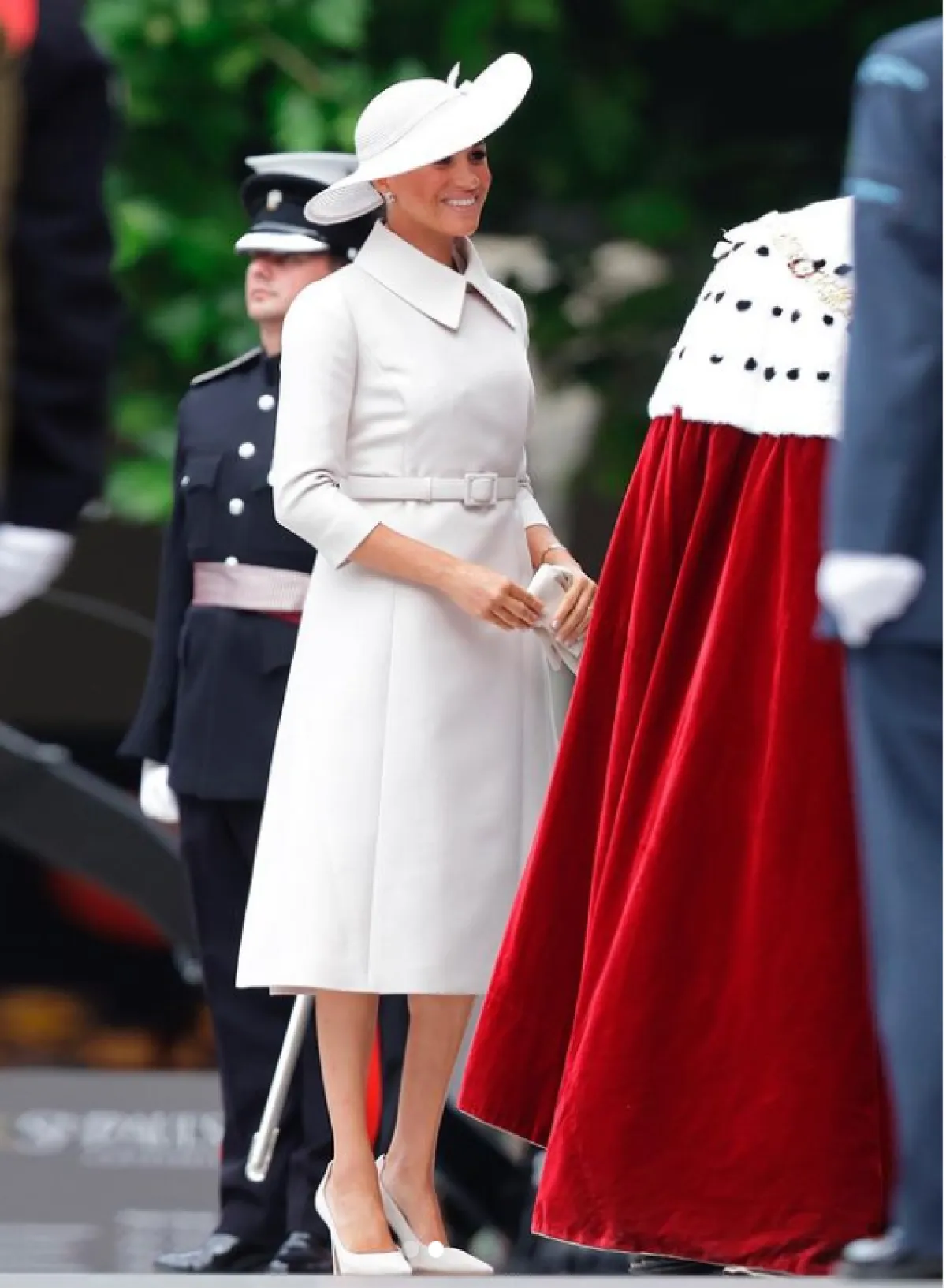 ميغان ماركل ترتدي الفستان الرمادي 