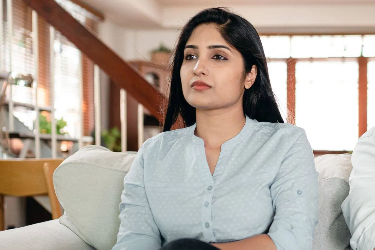 فتاة حزينة من كذب خطيبها