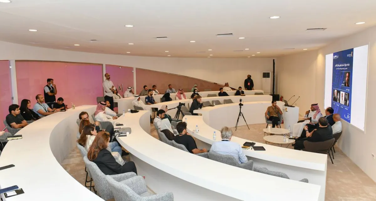 جانب من الجلسة الحوارية - الصورة من المكتب الإعلامي لمركز "إثراء" 