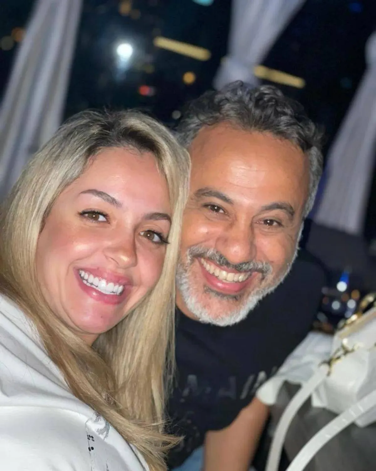 إيهاب فهمي وزوجته - الصورة من حسابه على إنستجرام