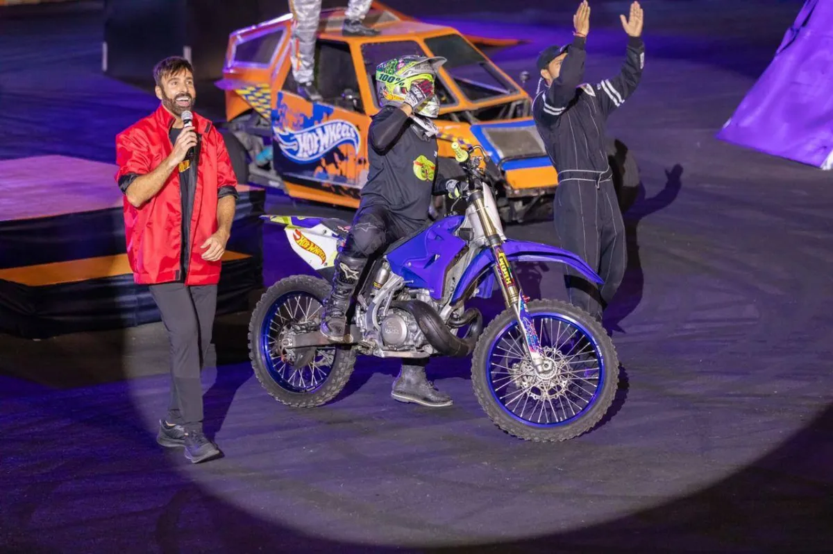 عشاق المغامرات من الشباب بعروض السيارات والدراجات النارية