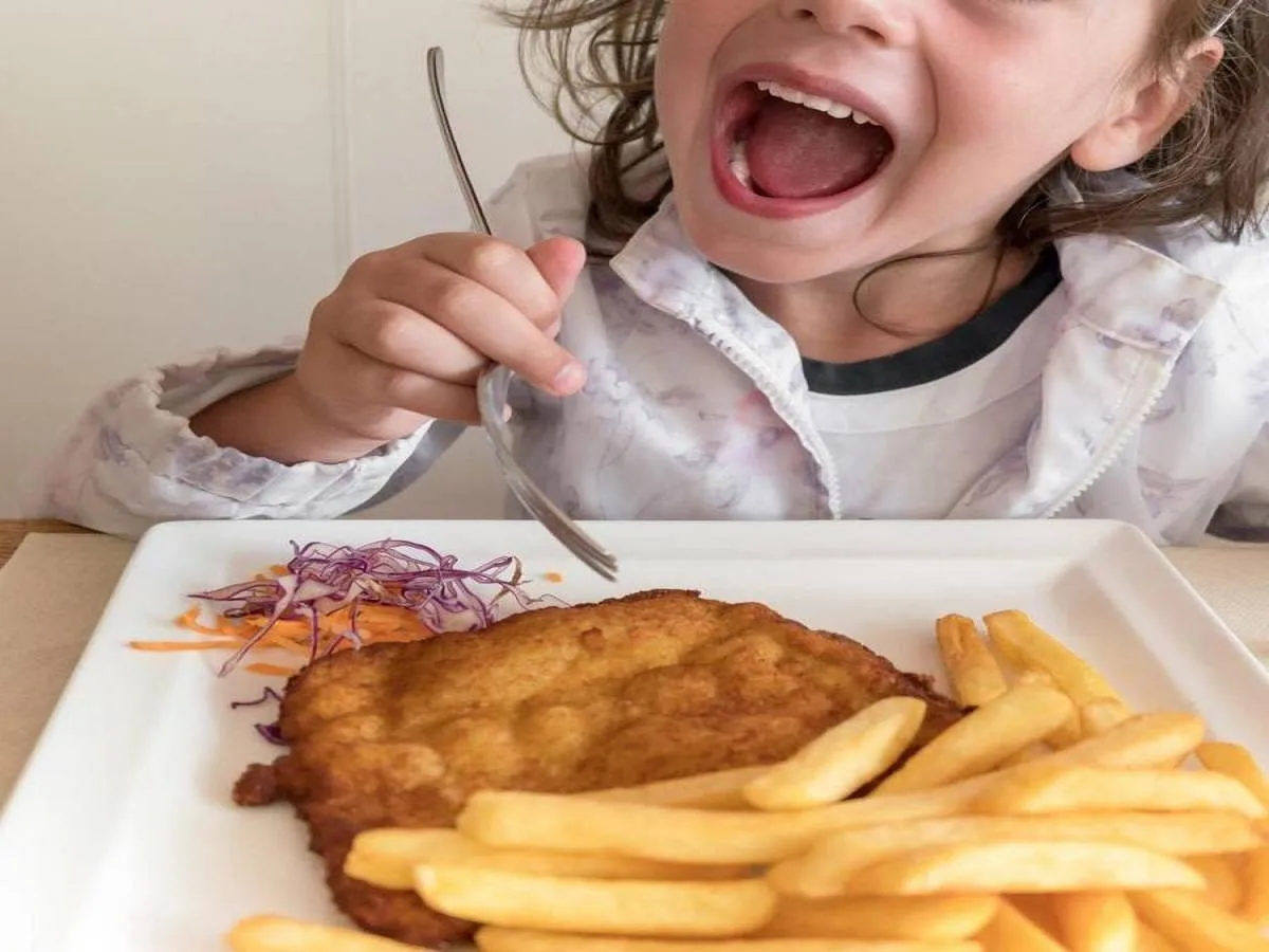 صورة لطفلة تتناول وجبة سريعة