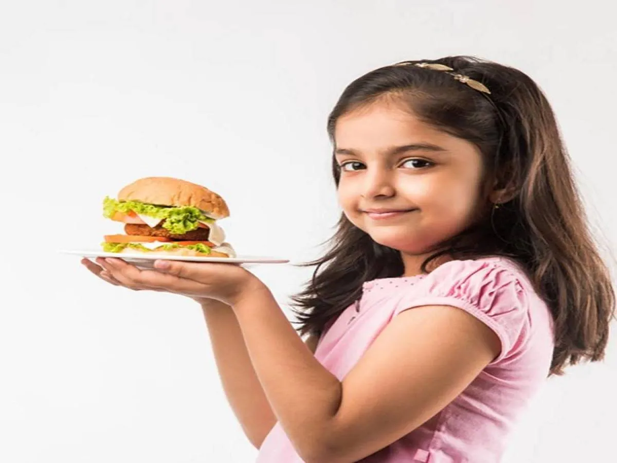 صورة لطفلة تحمل وجبة سريعة