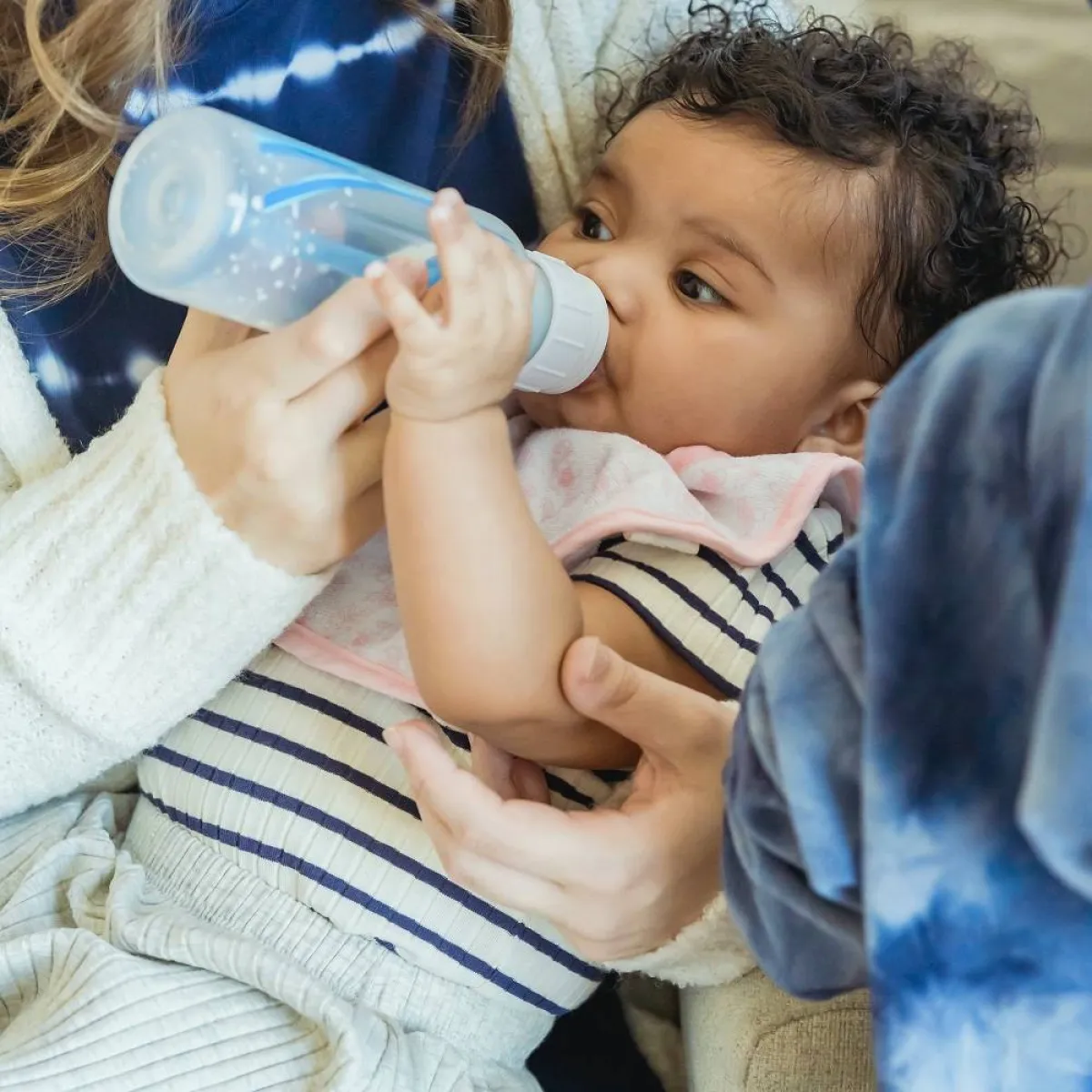 صورة لطفل يرضع