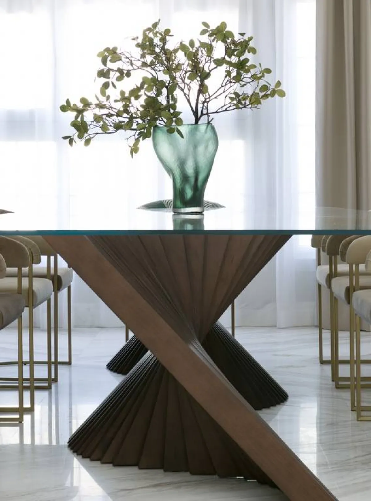 قاعدة طاولة الطعام الخشبيّة لافتة 