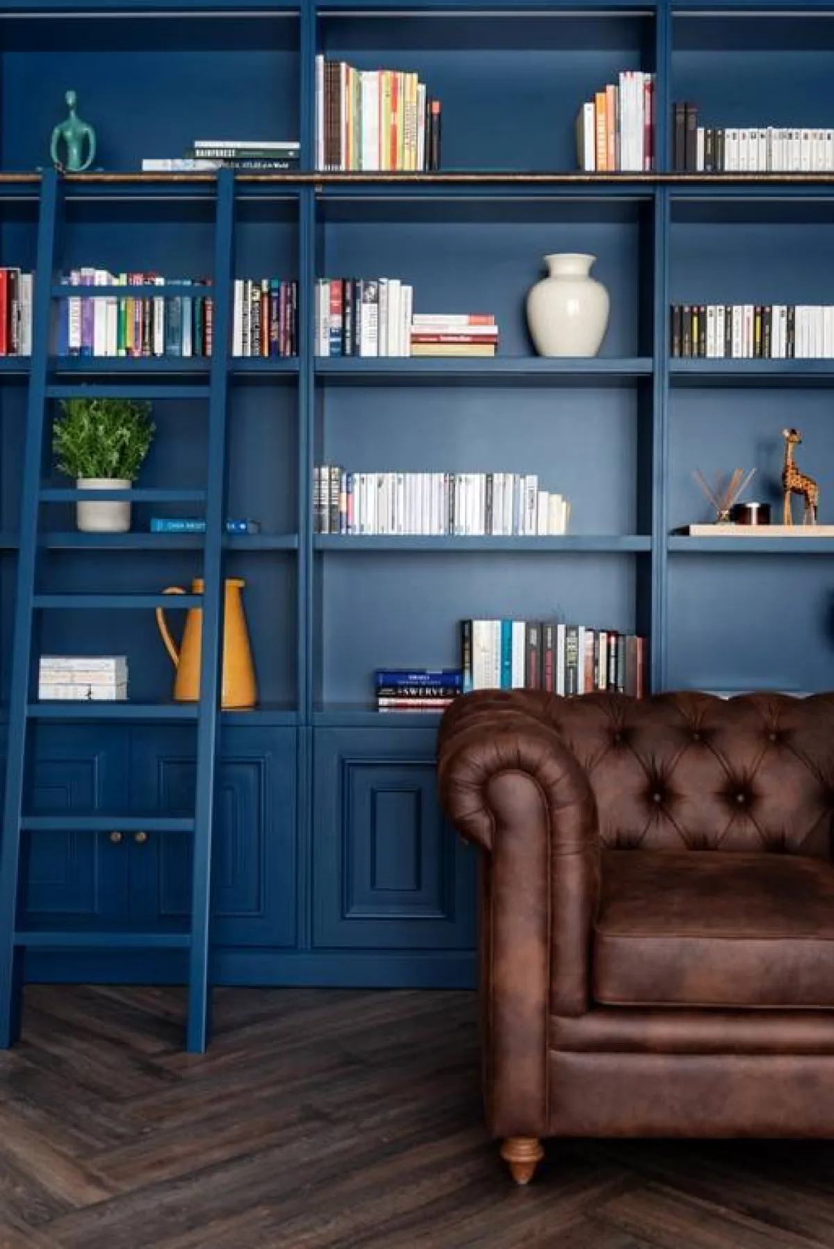 تصميم مميّزة للمكتبة، في غرفة الجلوس 