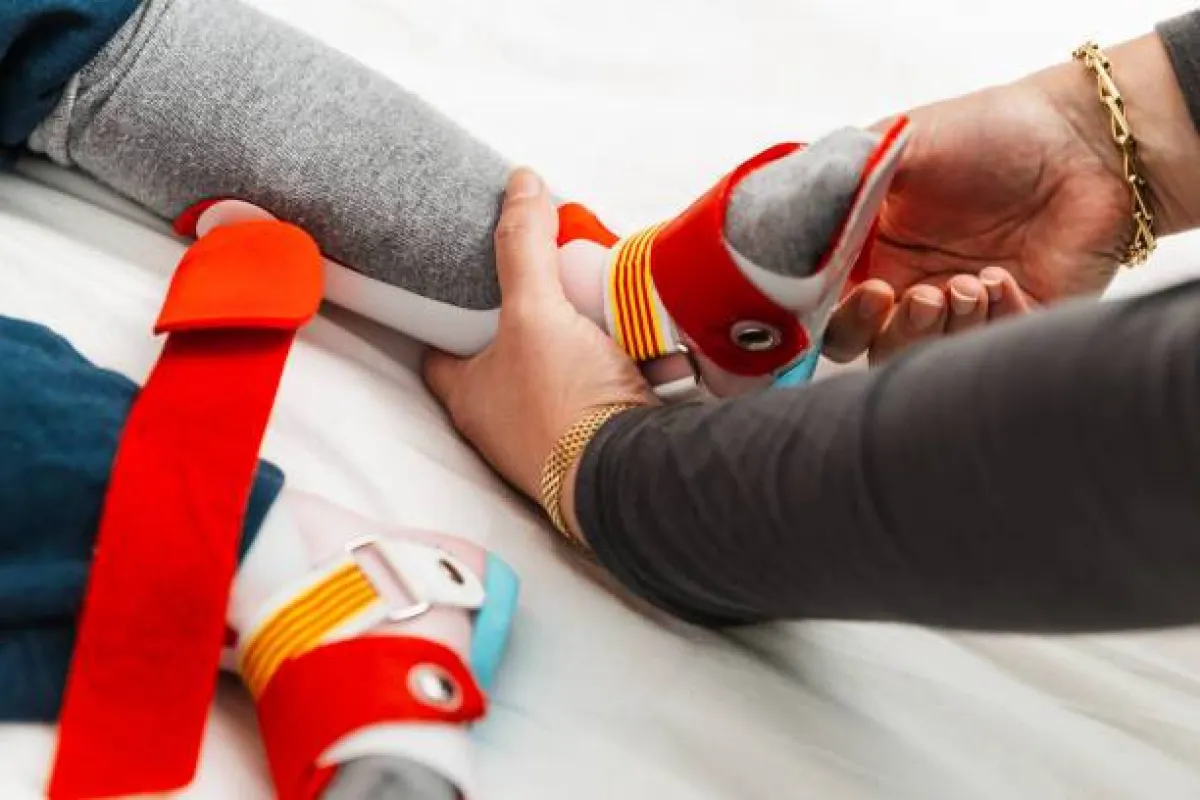 صورة تشير لصعوبات حركية لدى الطفل المصاب بالشلل الدماغي