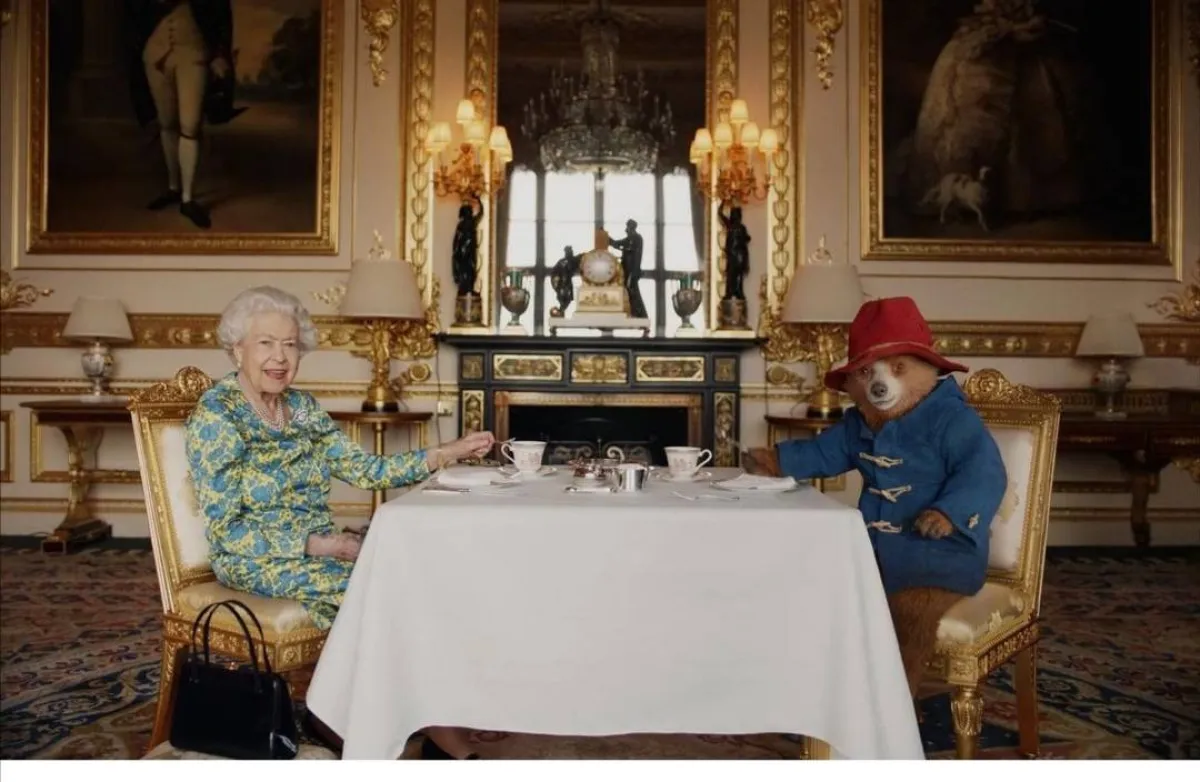 الملكة إليزابيث تستضيف الدب بادينغتون- الصورة من حساب The Royal Family على إنستغرام