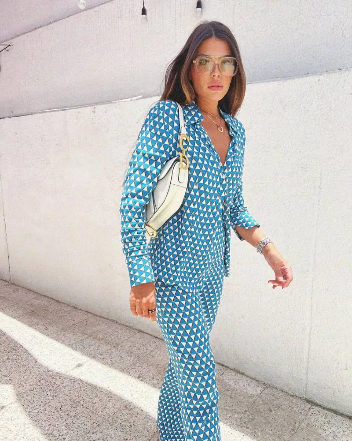 العنود بدر ببدلة باللونين الأزرق والأبيض مع حقيبة باللون الأبيض