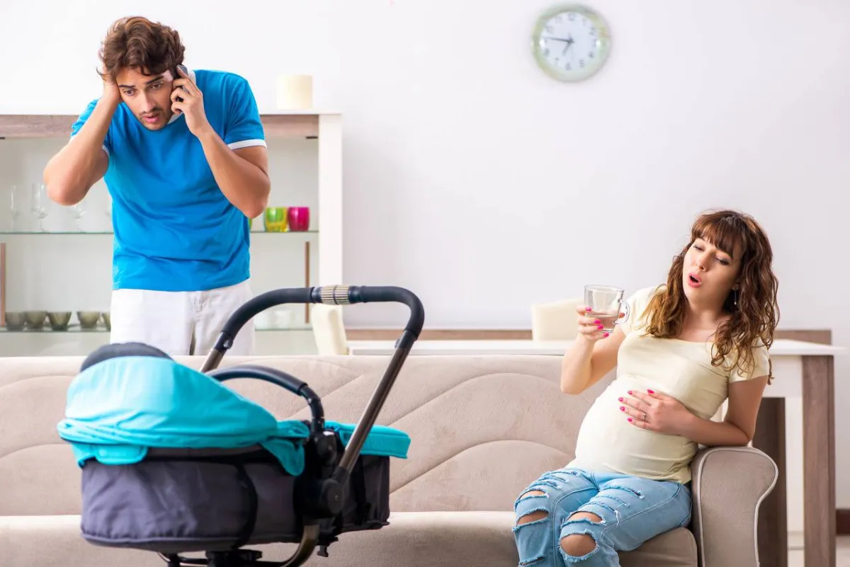 صورة استعداد الزوجين للذهاب إلى المستشفى