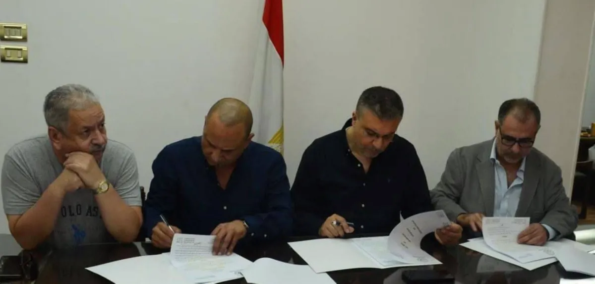 الدكتور عمر الجاسر اثناء توقيع التعاون-