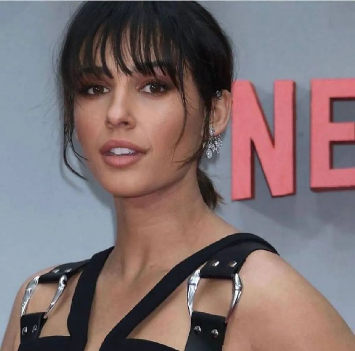 نعومي سكوت بتسريحات شعر مرفوعة