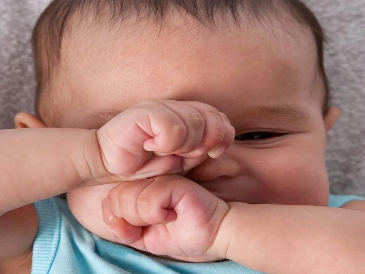 صورة لطفل رضيع يفرك عينيه