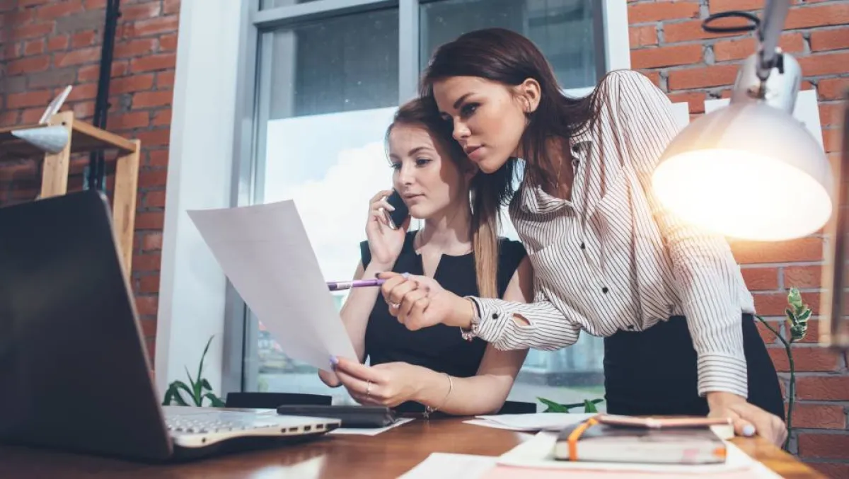 من الهامّ أن يحتفظ الموظّف الذي يتعرّض للتنمر من رئيسه في العمل بكل رسالة تثبت شكواه من الأخير