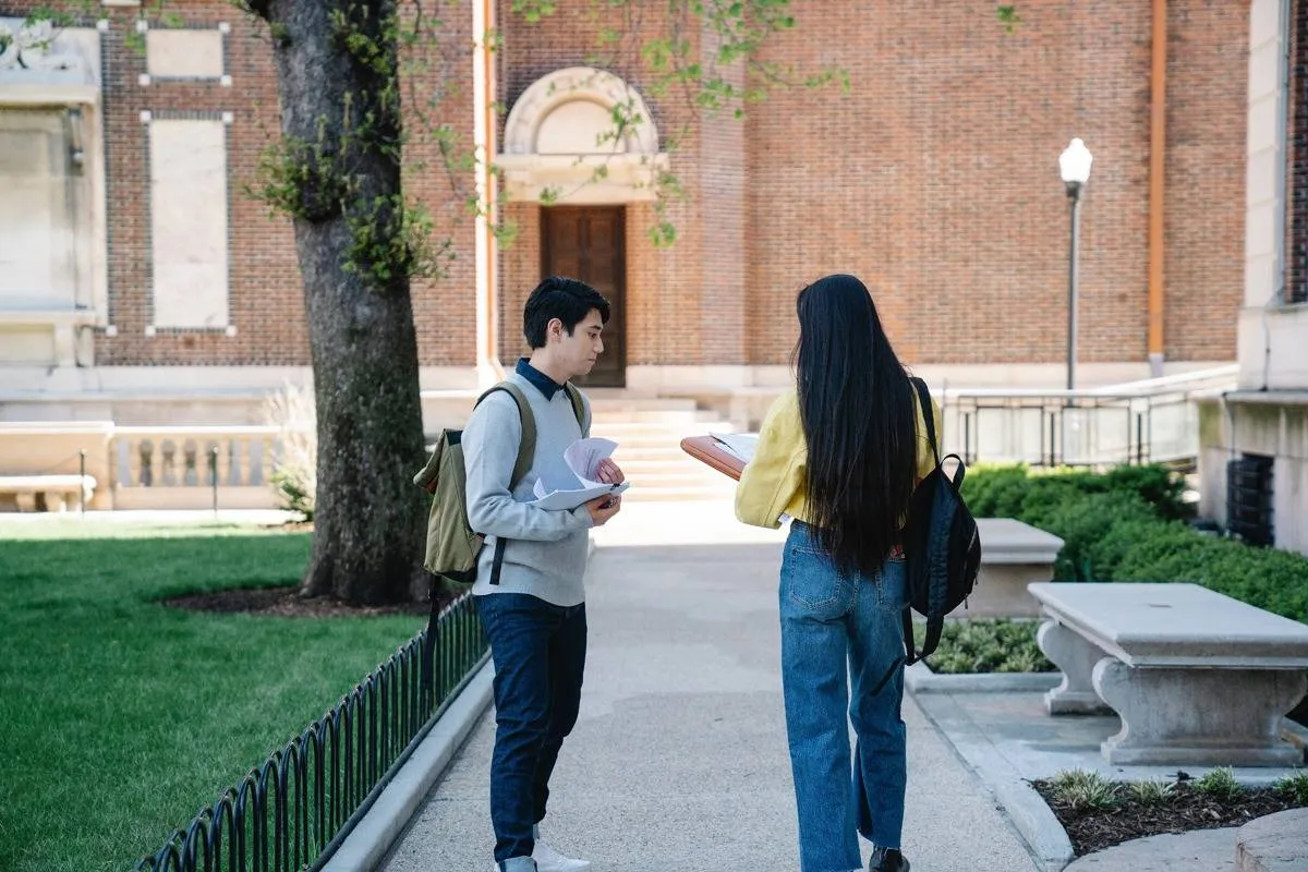 علامات الغيرة بين الأصدقاء