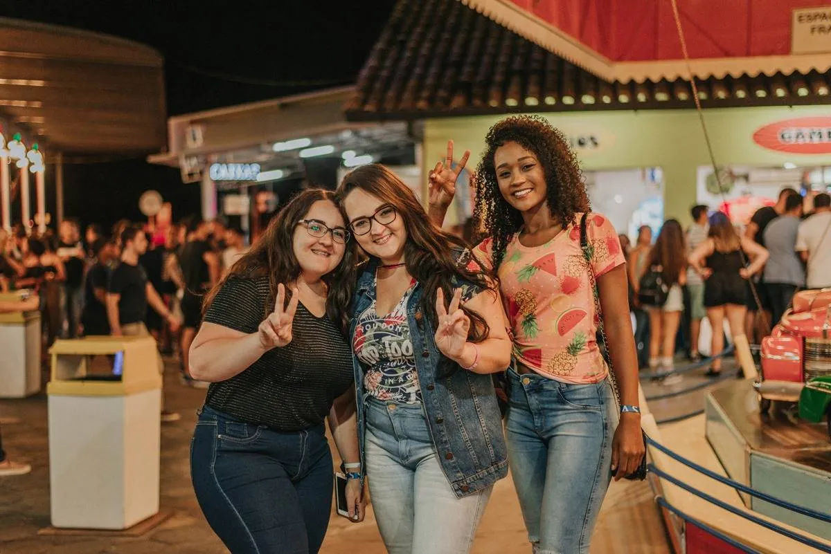 علامات الغيرة بين الأصدقاء