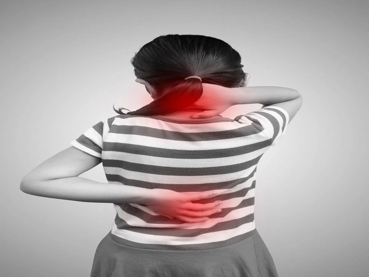 صورة لطفلة تعاني من ألم العظام