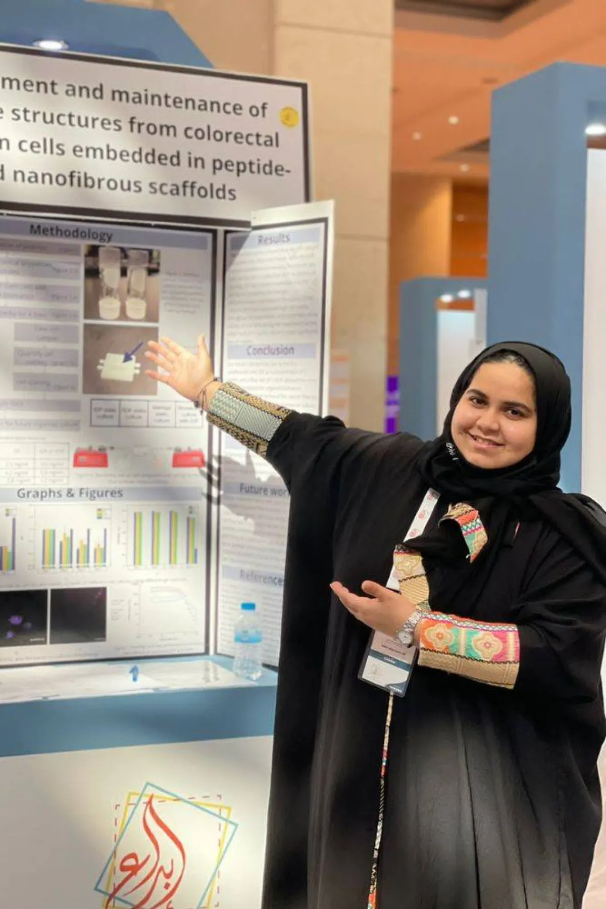 تظهر الصورة تالة باجنيد وهي في بوث بحثها العلمي مصدر الصورة تالة باجنيد