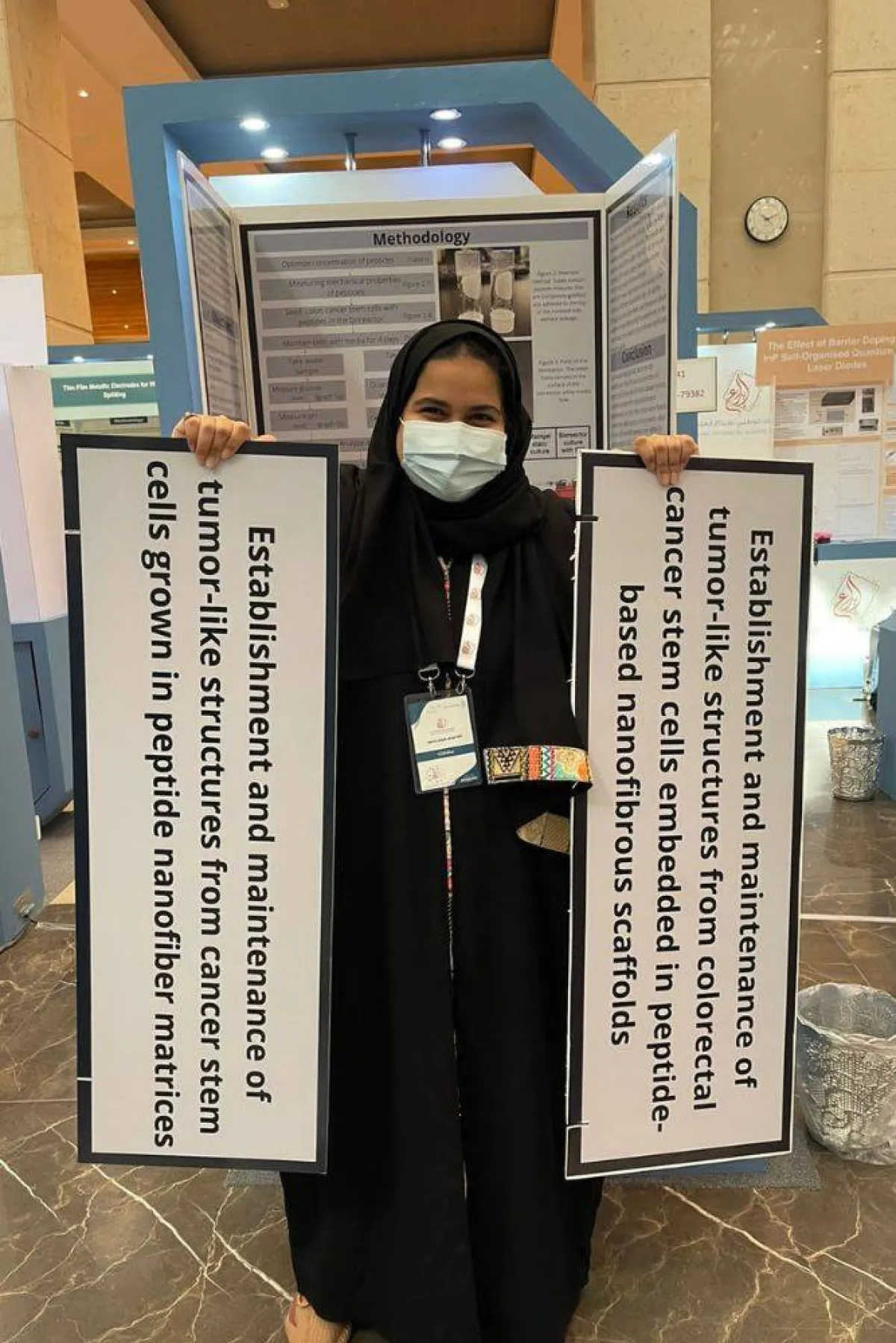 تظهر الصورة تالة باجنيد وهي في بوث بحثها العلمي مصدر الصورة تالة باجنيد