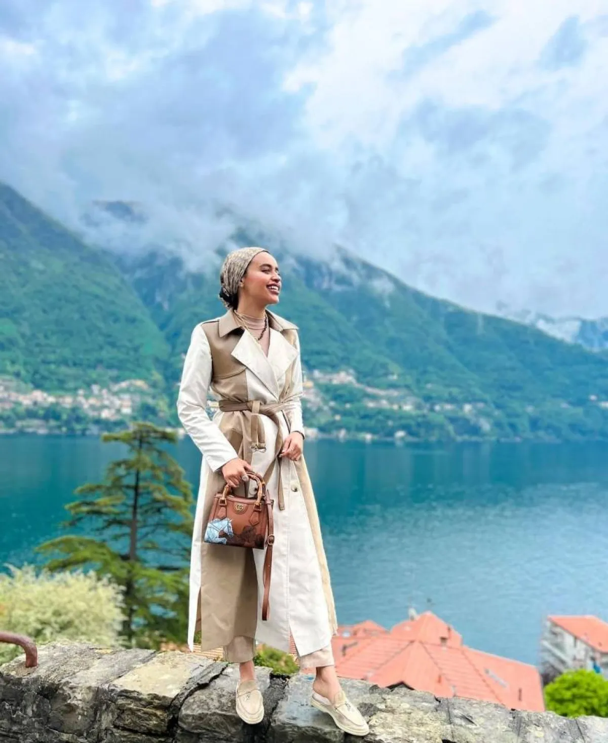 لولوة الخطاف بالمعطف البيج