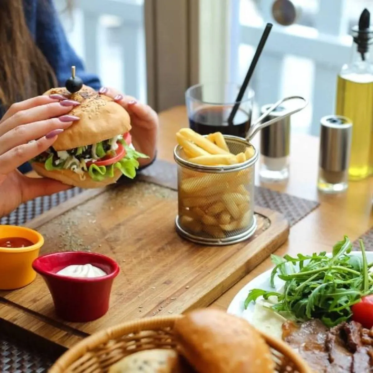 صورة لحامل تأكل