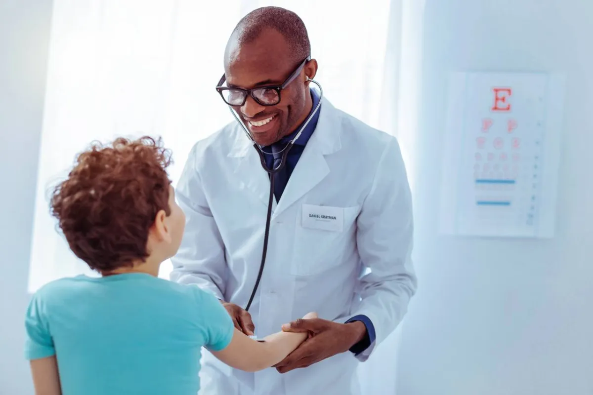 صورة طبيب يفحص عينَي الطفل