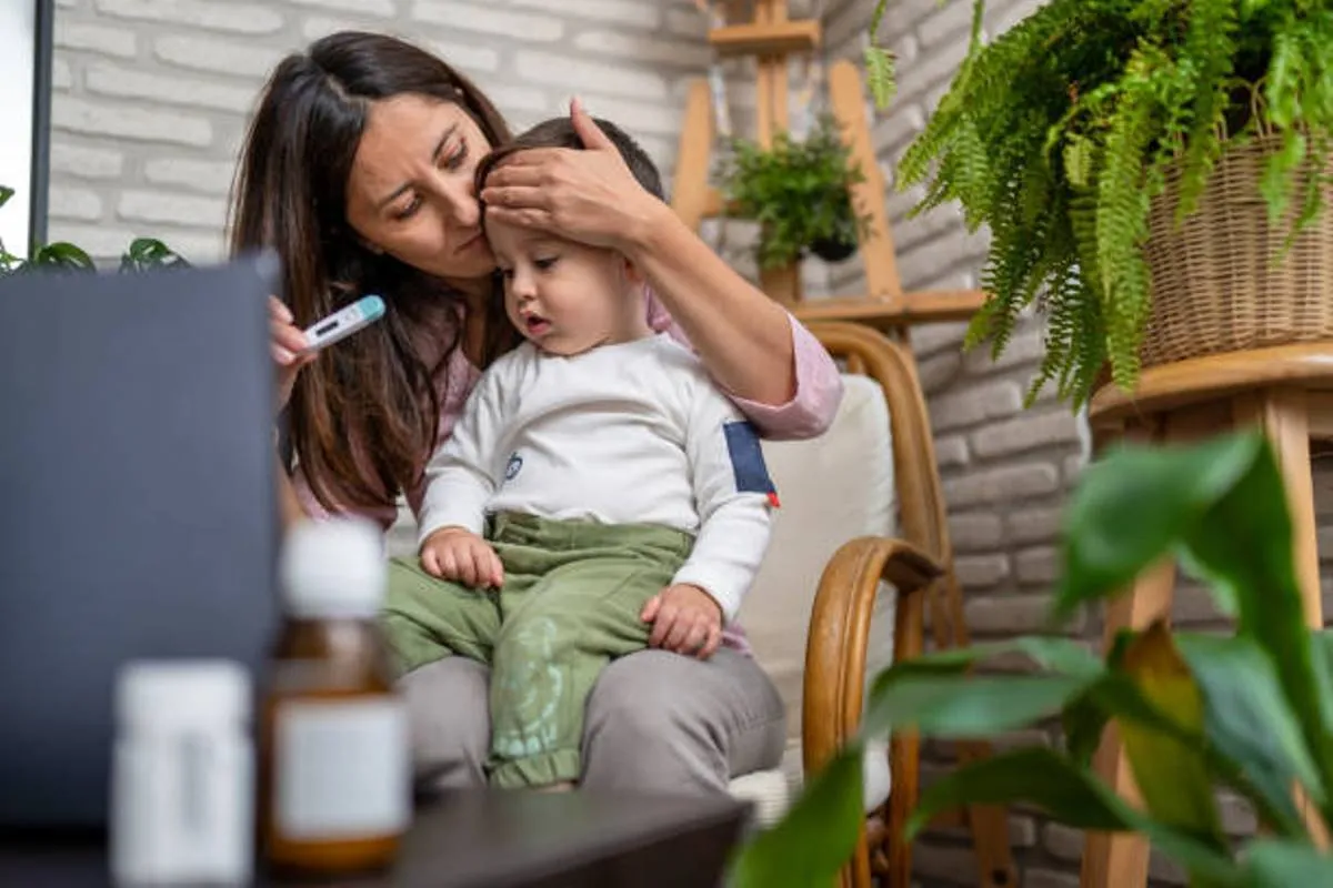 صورة لطفل مريض ترعاه أمه