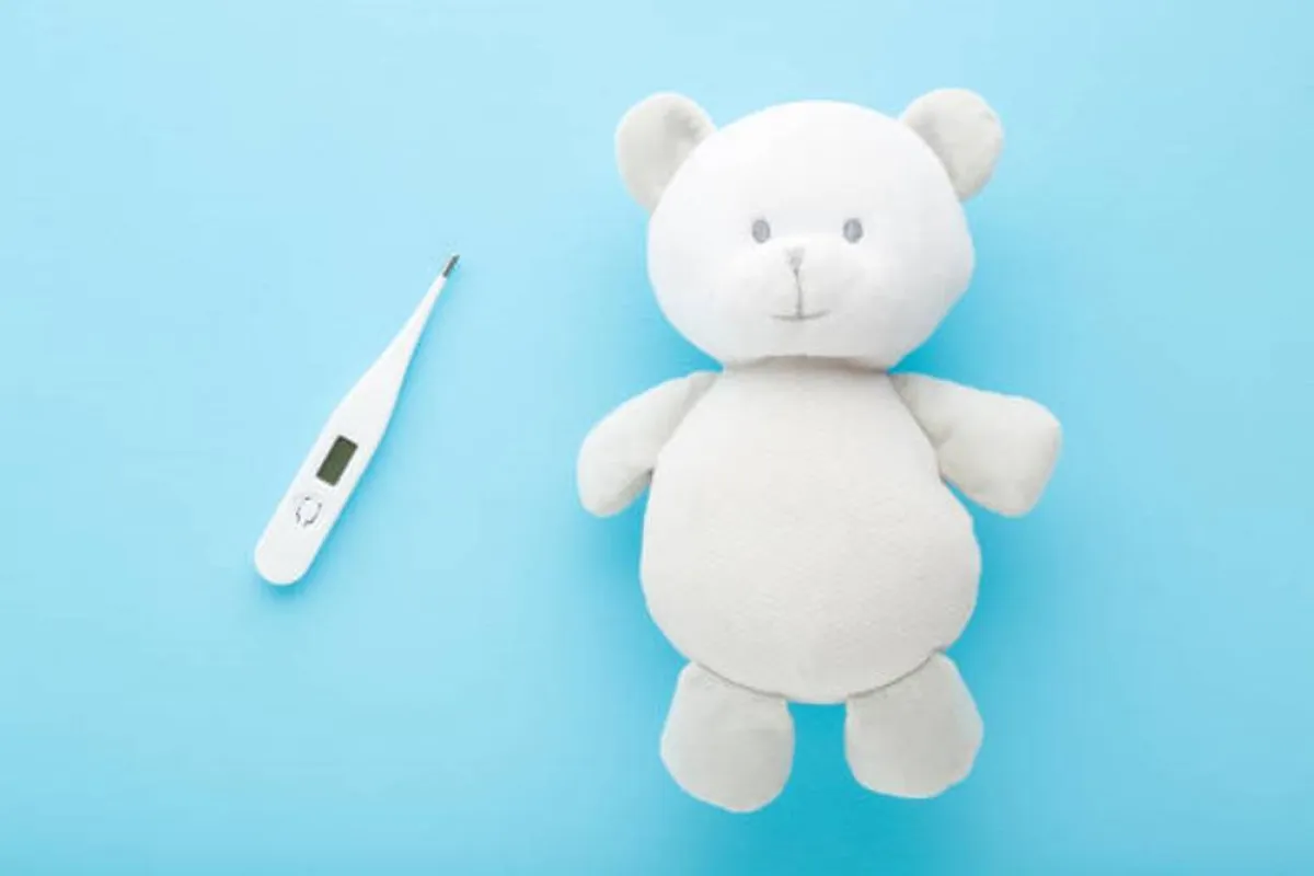 صورة تعبر عن ضرورة اختيار الطريقة الصحيحة لقياس حرارة الطفل