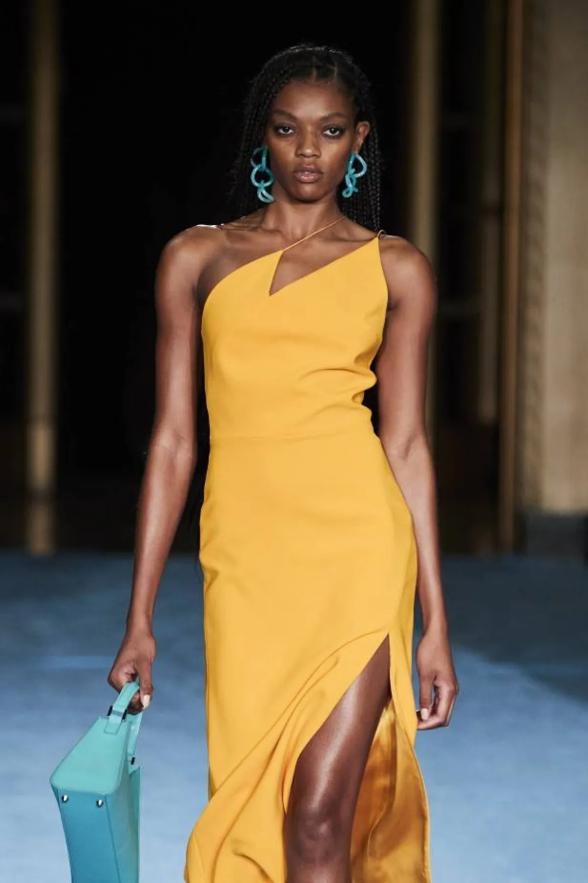 موديلات فساتين بكتف واحدة