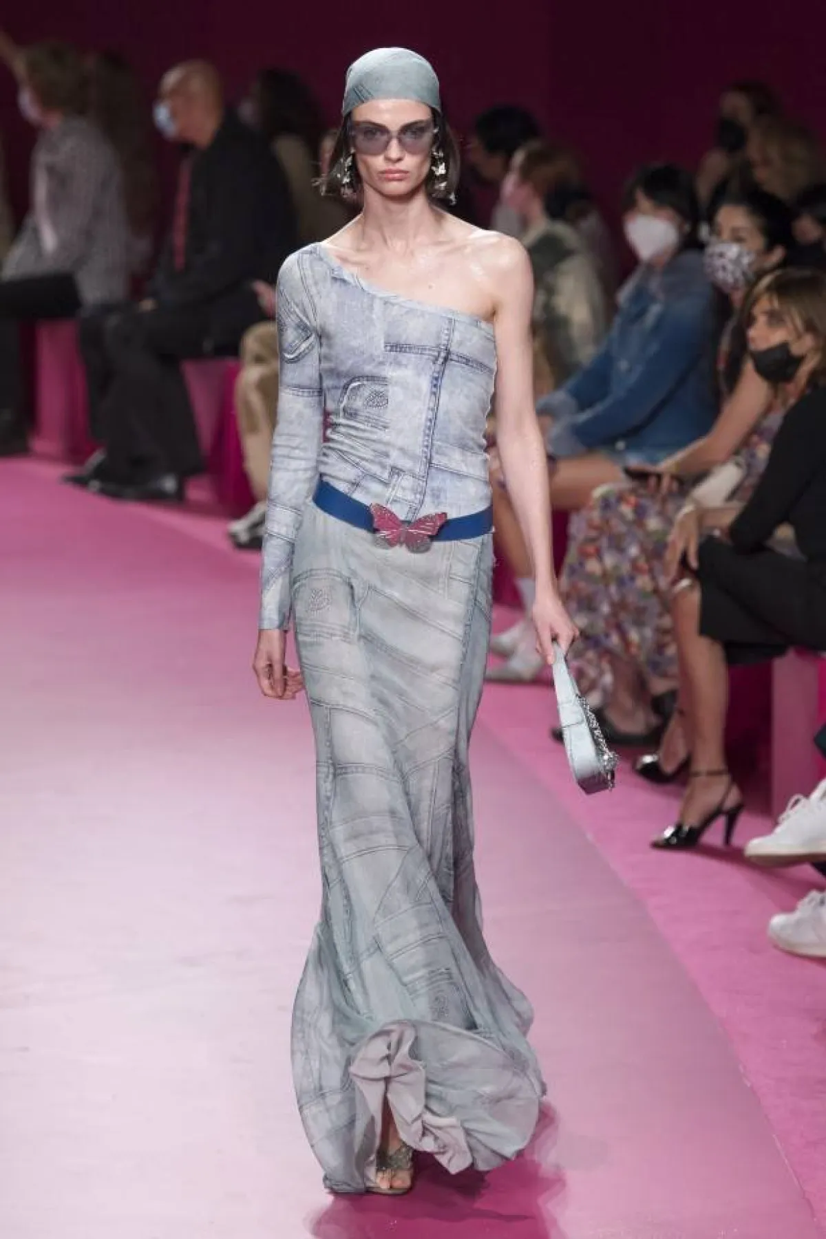 موديلات فساتين بكتف واحدة