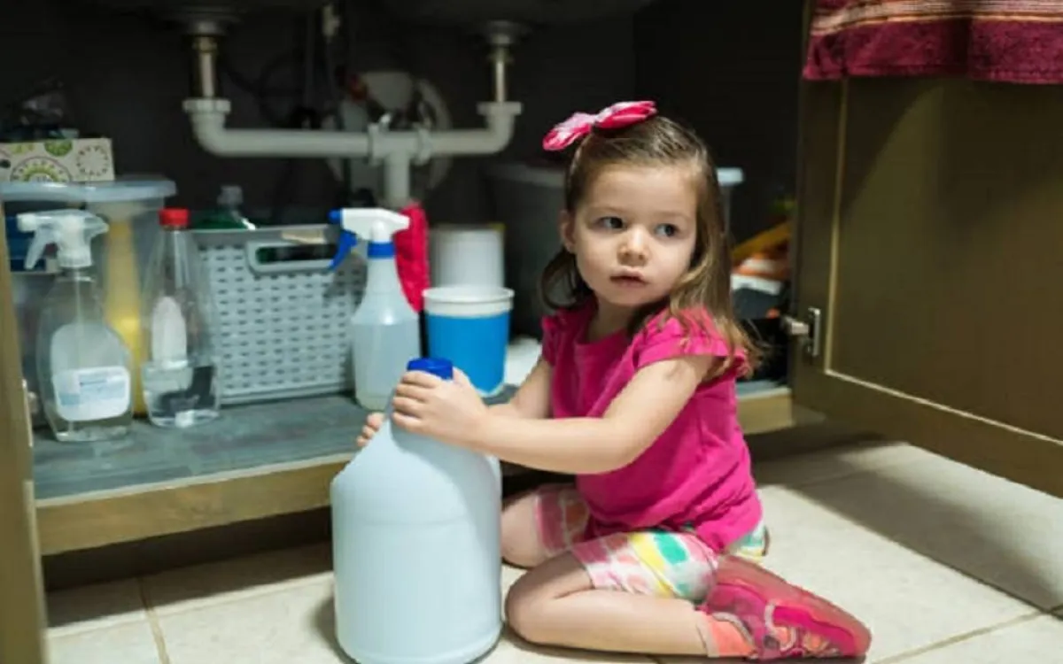 وضع أدوات التنظيف والأدوية بعيداً عن متناول الأطفال