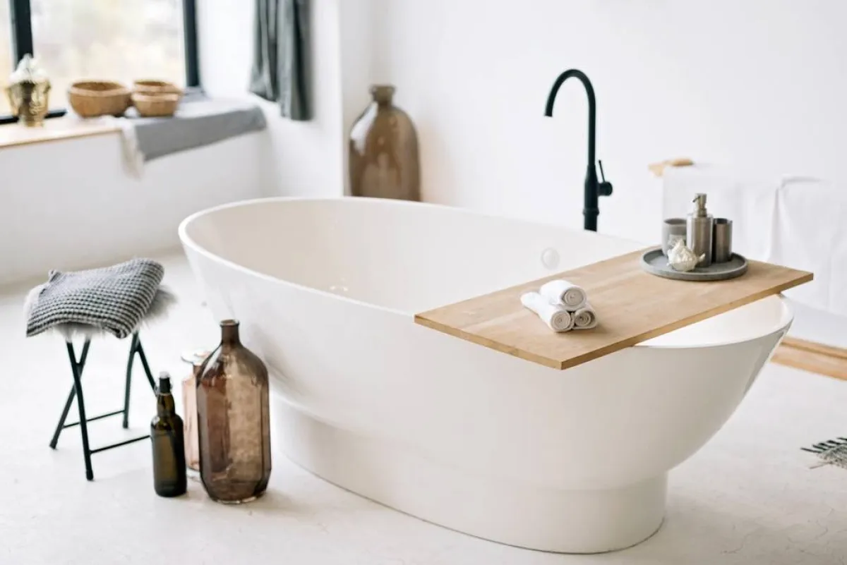 أساسيّات متبعة في تنسيق ديكورات الحمّام الشبيه بـ"المنتجع الصحّي"