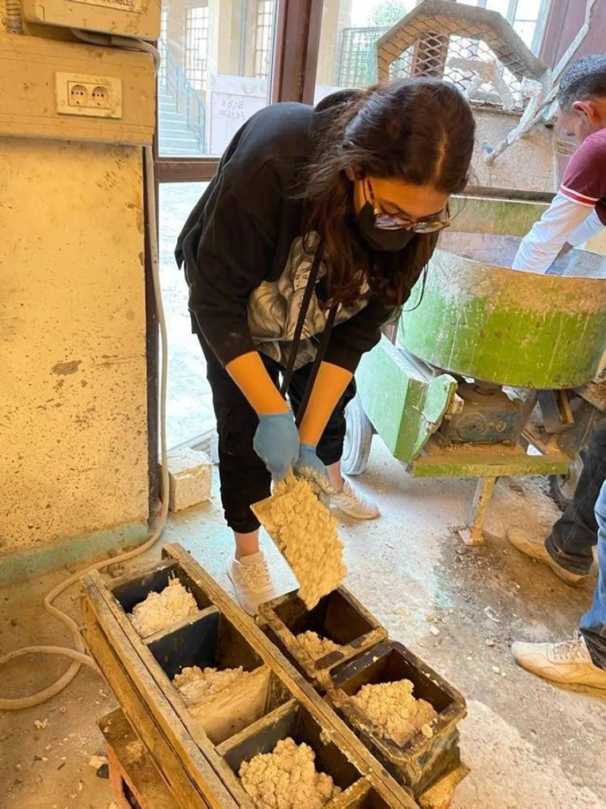 طالبات يطوّرن خرسانة تضيء ليلاً لمنع حوادث الطرق