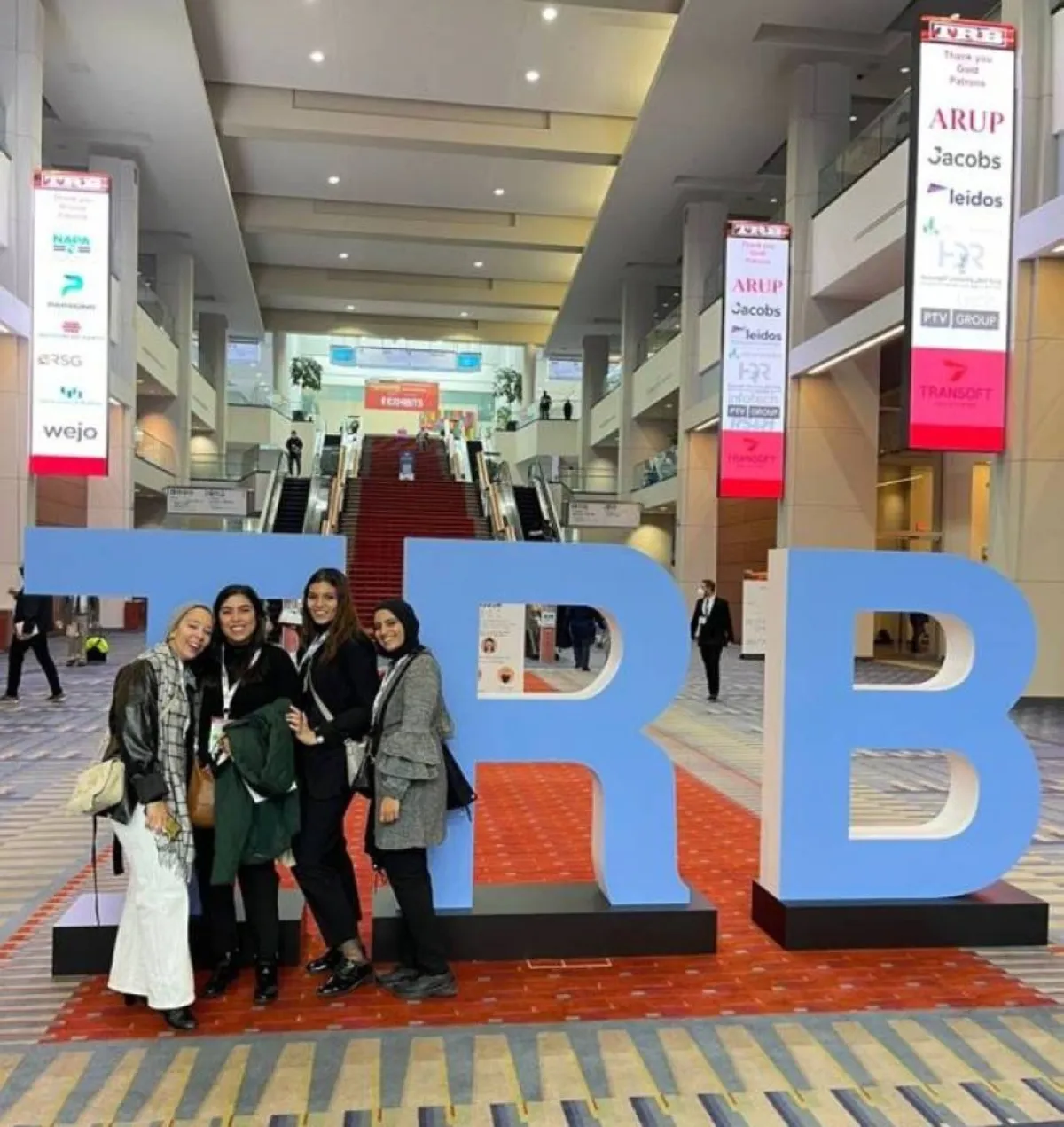 طالبات يطوّرن خرسانة تضيء ليلاً لمنع حوادث الطرق