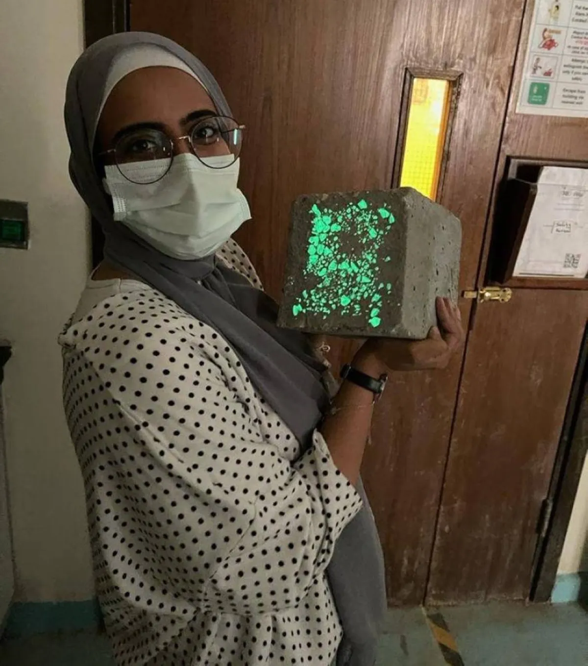 طالبات يطوّرن خرسانة تضيء ليلاً لمنع حوادث الطرق