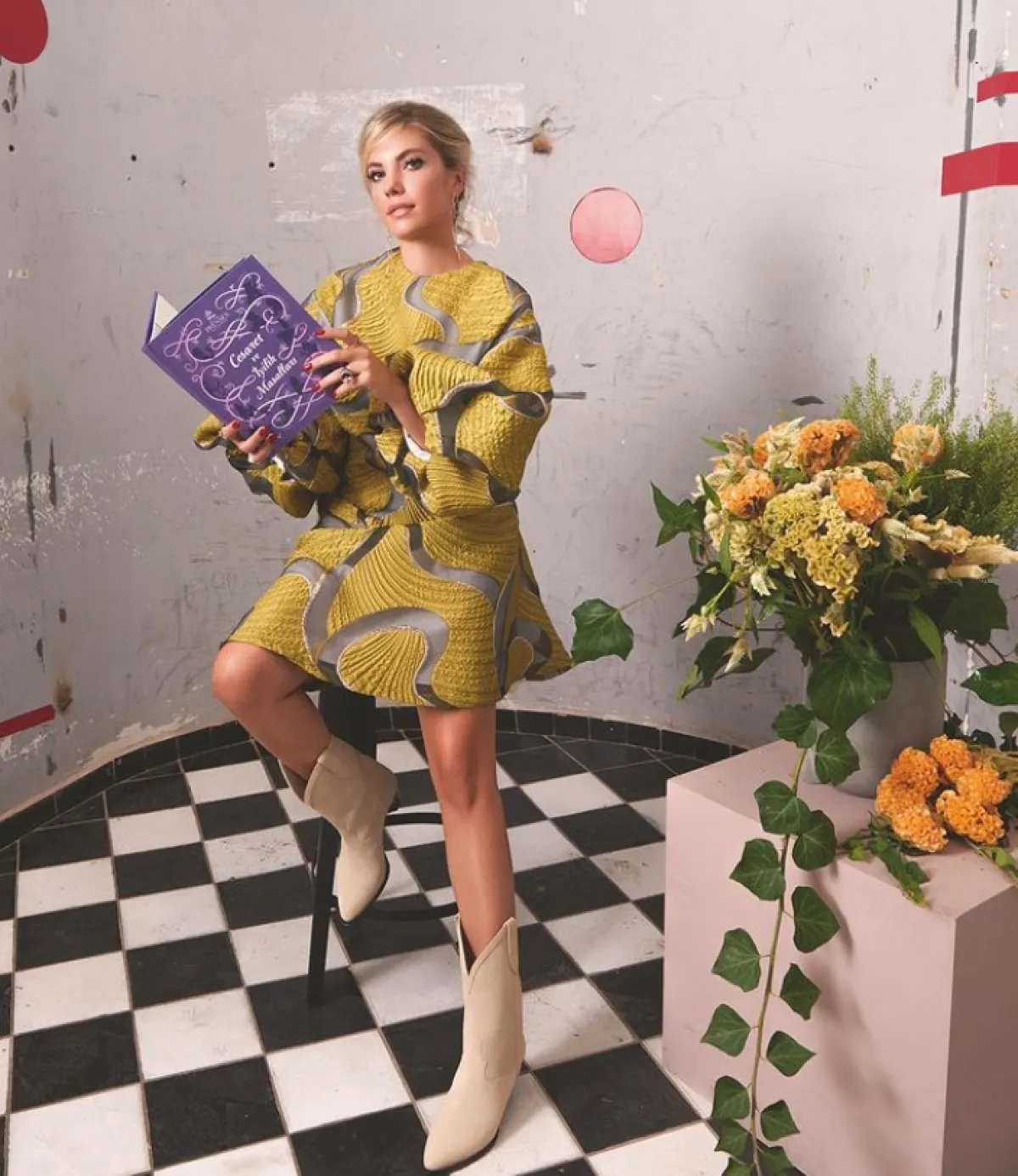 أد أجه ترتدي الفستان الأصفر والرمادي