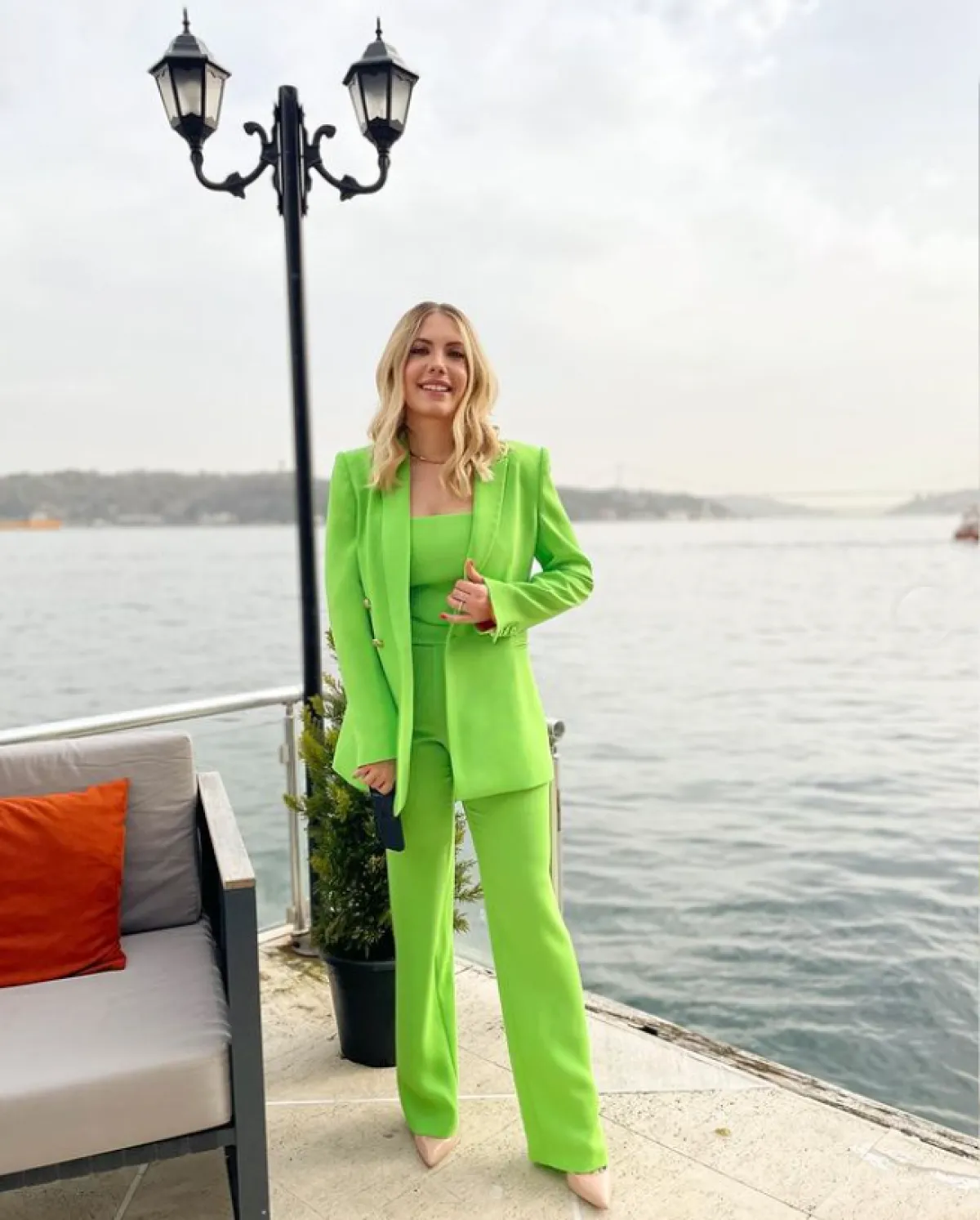 أدا أجه ترتدي بدلة فليو خضراء 