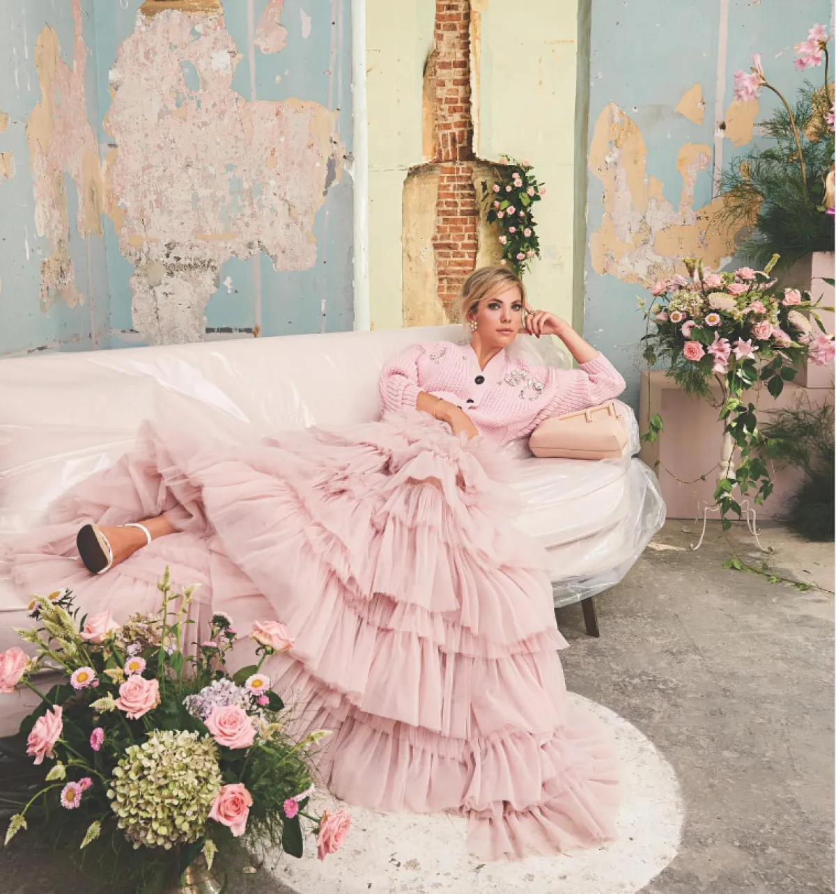 أدا أجه ترتدي الفستان الزهري المزدان بالكشاكش