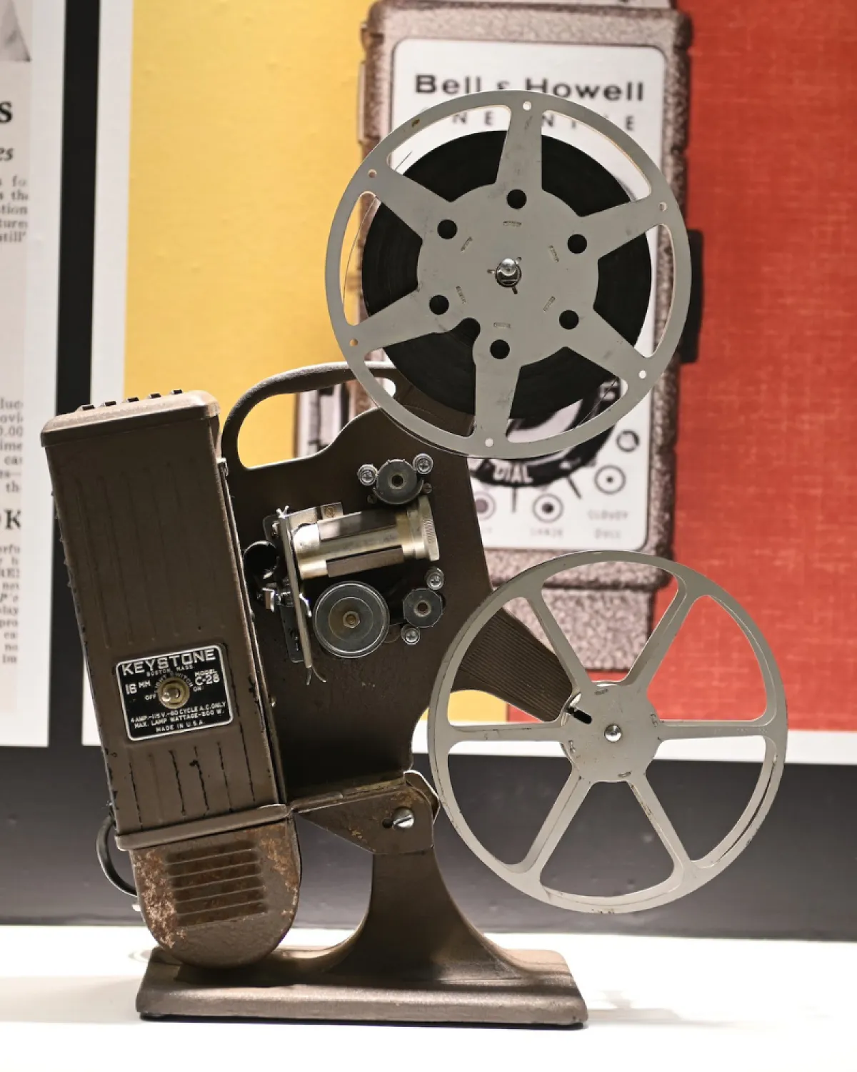 جهاز سينما قديم- الصورة من مركز "إثراء"