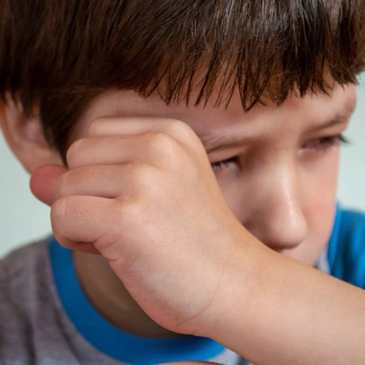 صورة لطفل خائف يبكي