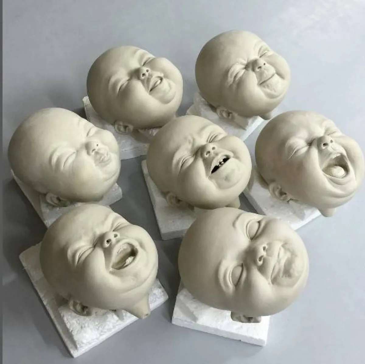 منحوتات جونسون تسانغ الطفولية 