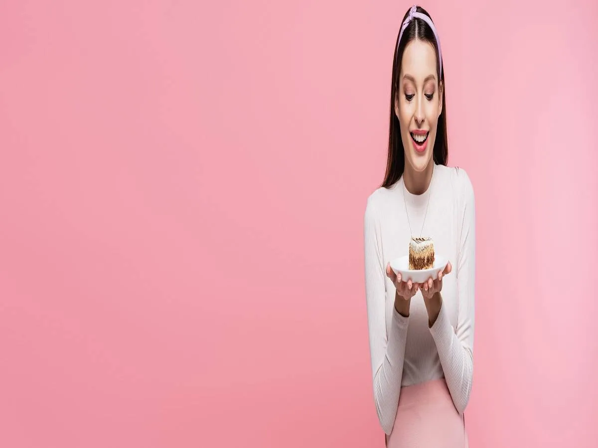 صورة لحامل تتناول الحلويات