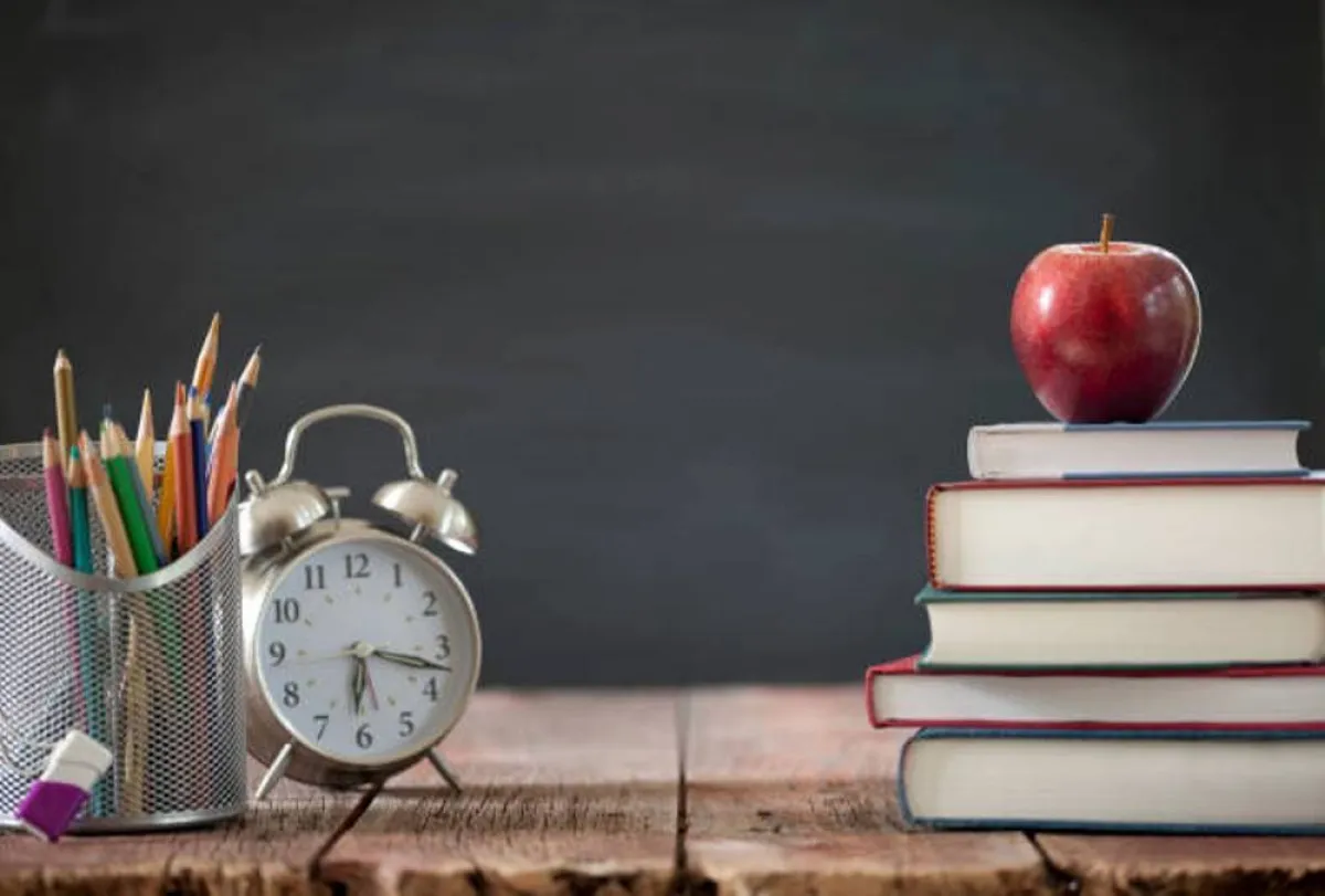 صورة توضح أهمية النوم والغذاء لتركيز الطفل