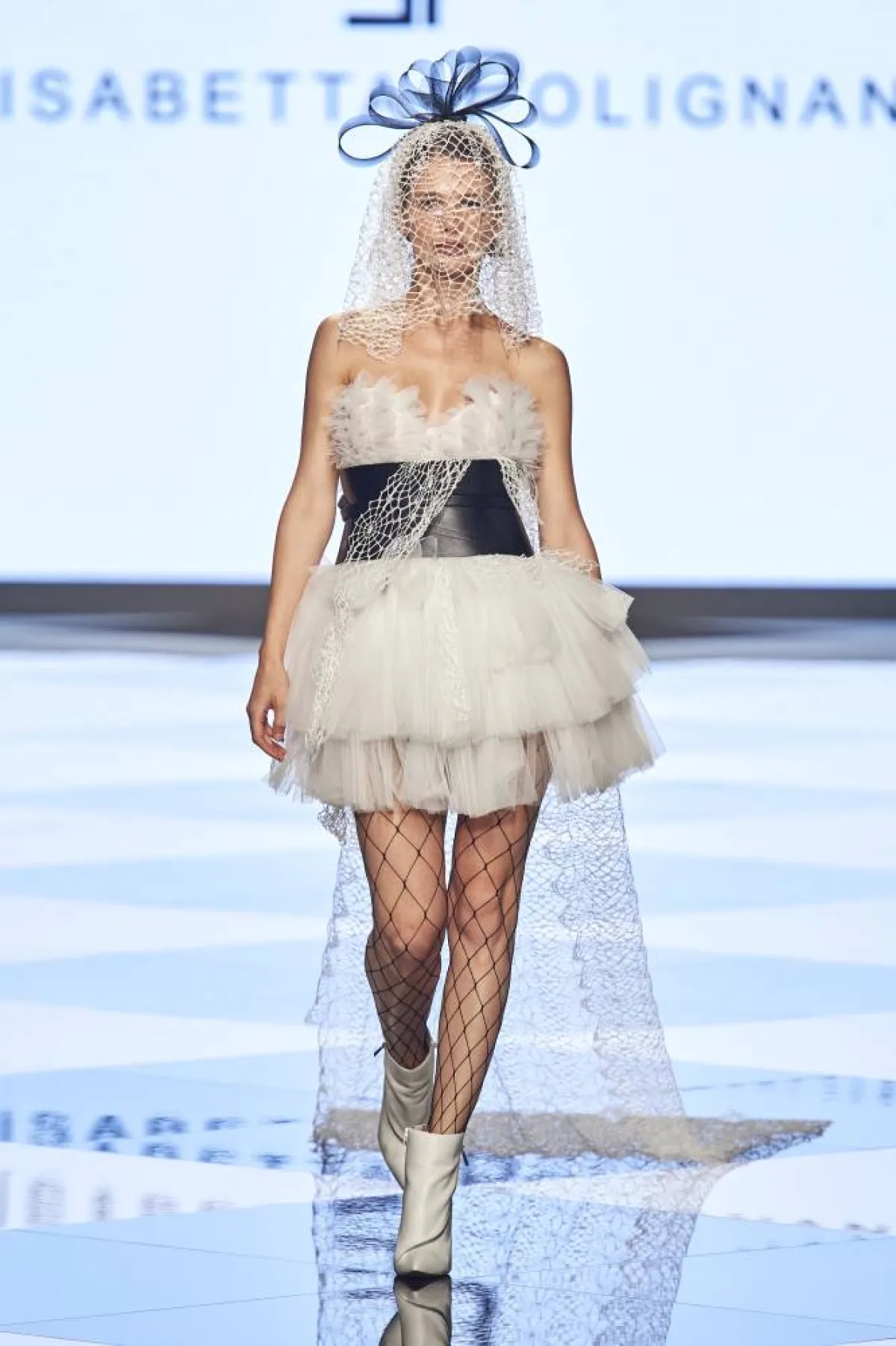 فستان زفاف بمقدّمة قصيرة من إليزابيتا بولينيانو Elisabetta Polignano