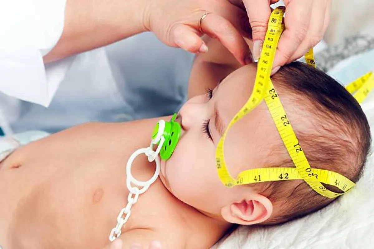 صورة لمولود يخضع لقياسات محيط الرأس