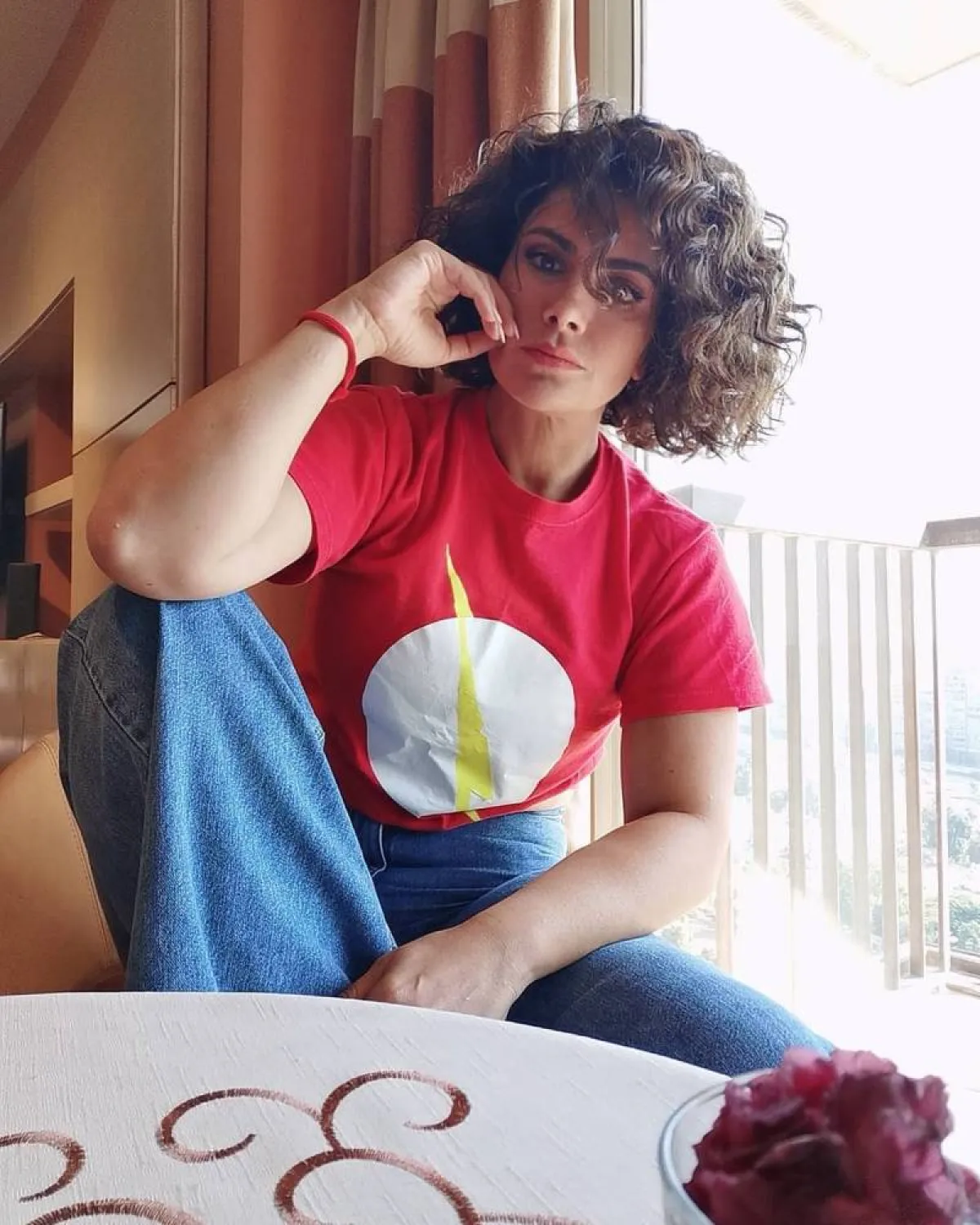 صبا مبارك بتيشرت باللون الأحمر  