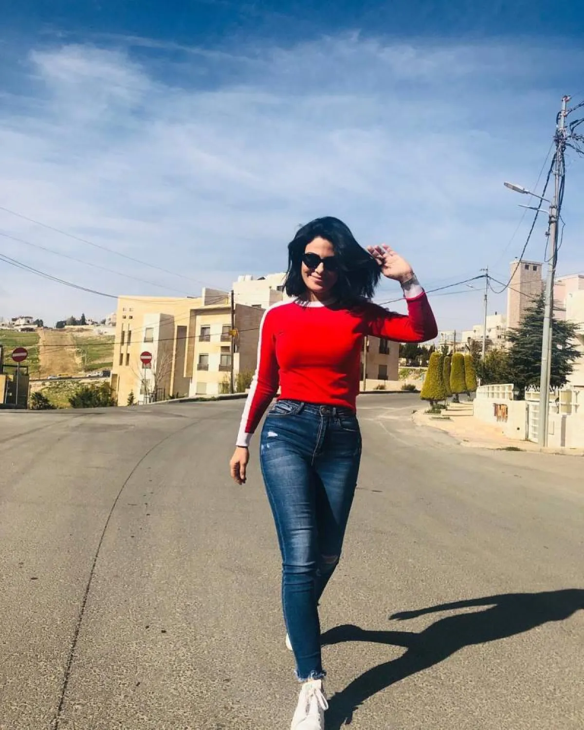 صبا مبارك ببلوزة باللون الأحمر 