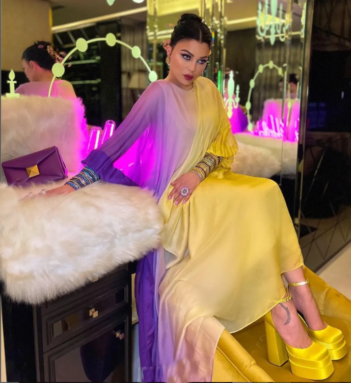 هيفاء وهبي تنتعل الحذاء الأصفر