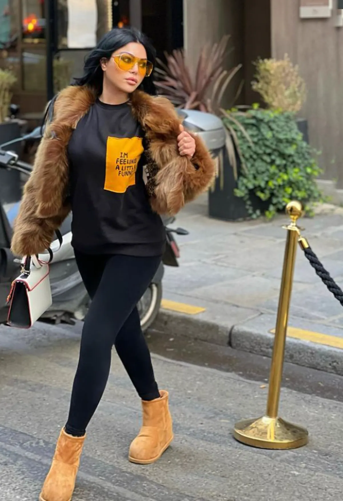 هيفاء تضع نظارات صفراء