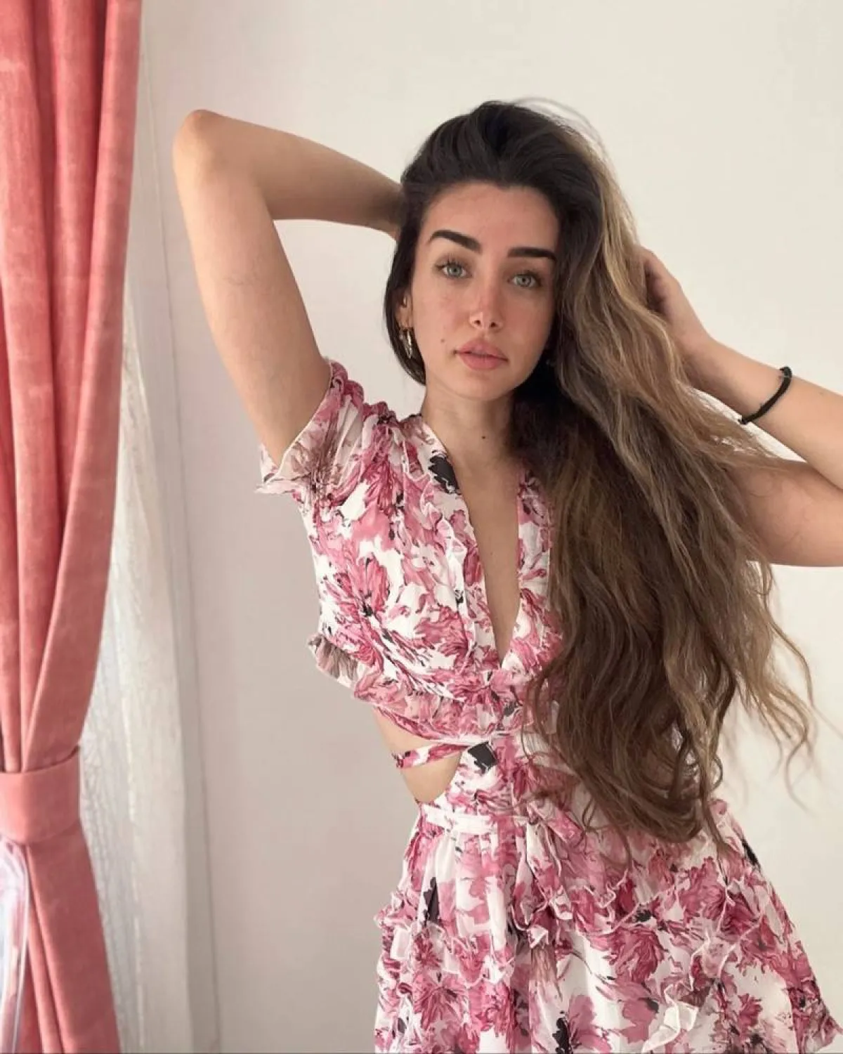 هنا الزاهد بفستان باللون الوردي